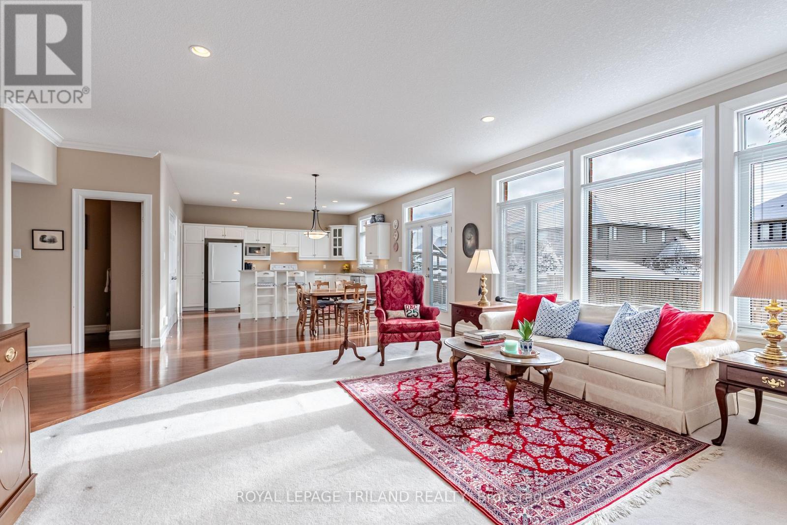914 Collins Drive N, London South (South L), ON - Indoor Photo Showing Living Room