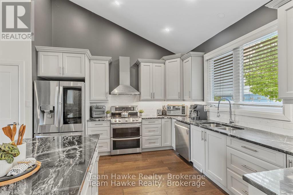 969 William Street, Midland, ON - Indoor Photo Showing Kitchen With Stainless Steel Kitchen With Double Sink With Upgraded Kitchen