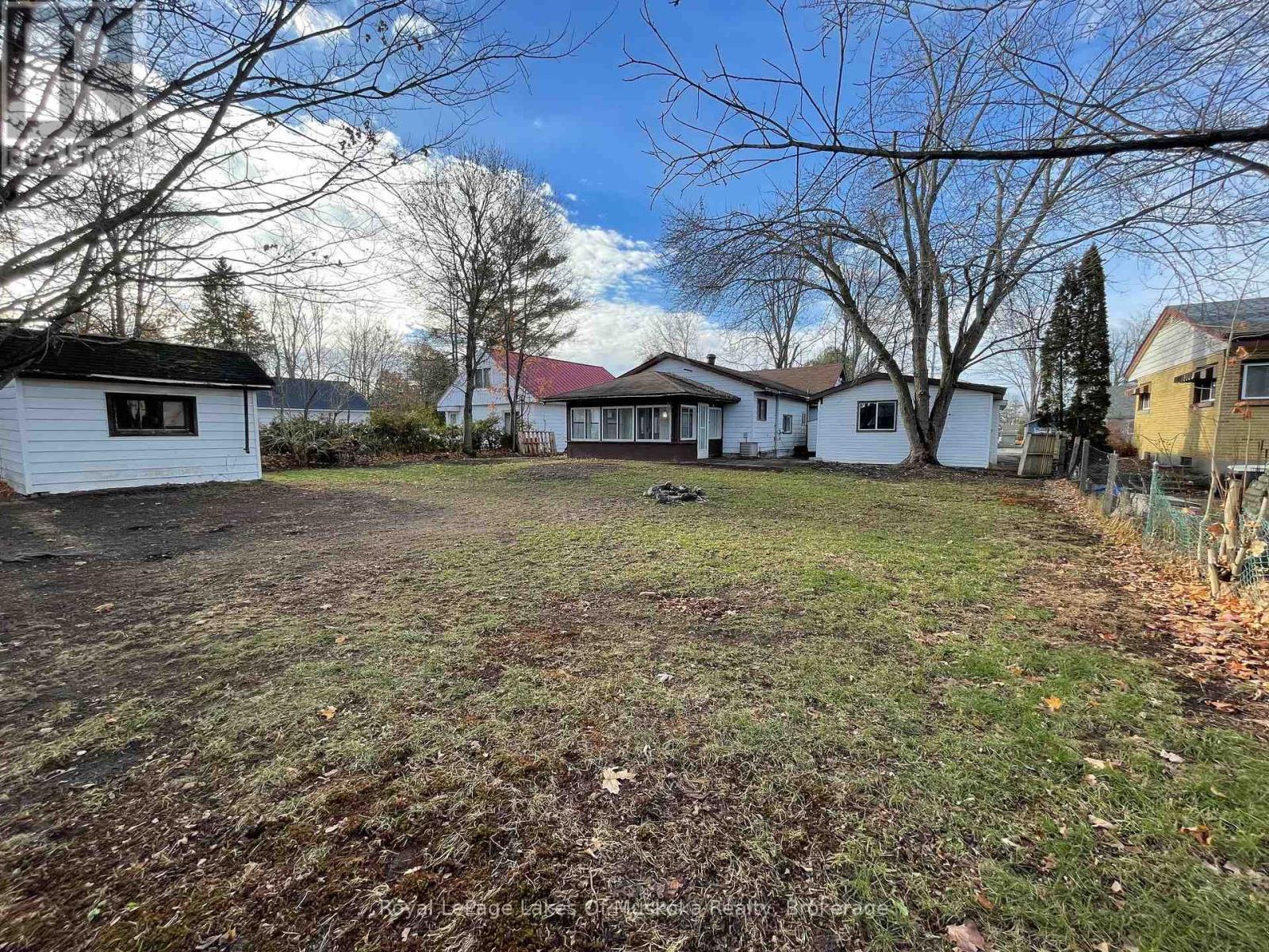 Yard in the fall - 560 John Street N, Gravenhurst (Muskoka (S)), ON - Outdoor