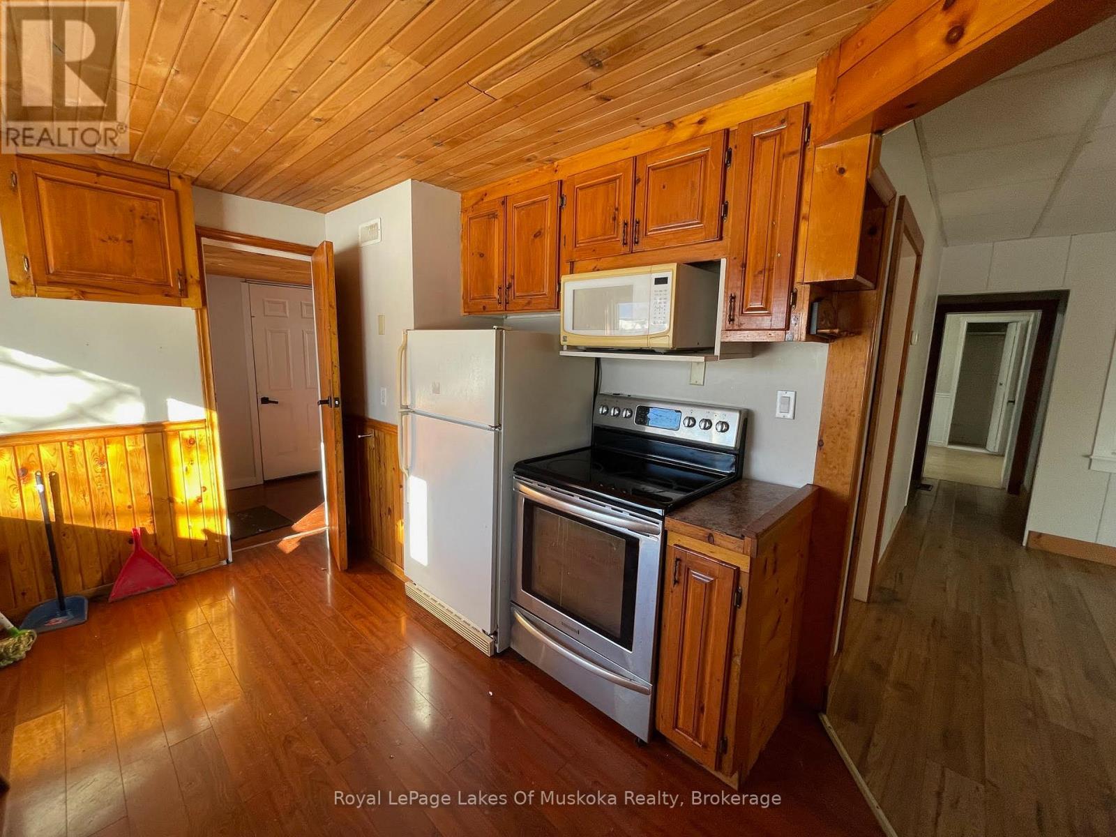 560 John Street N, Gravenhurst (Muskoka (S)), ON - Indoor Photo Showing Kitchen