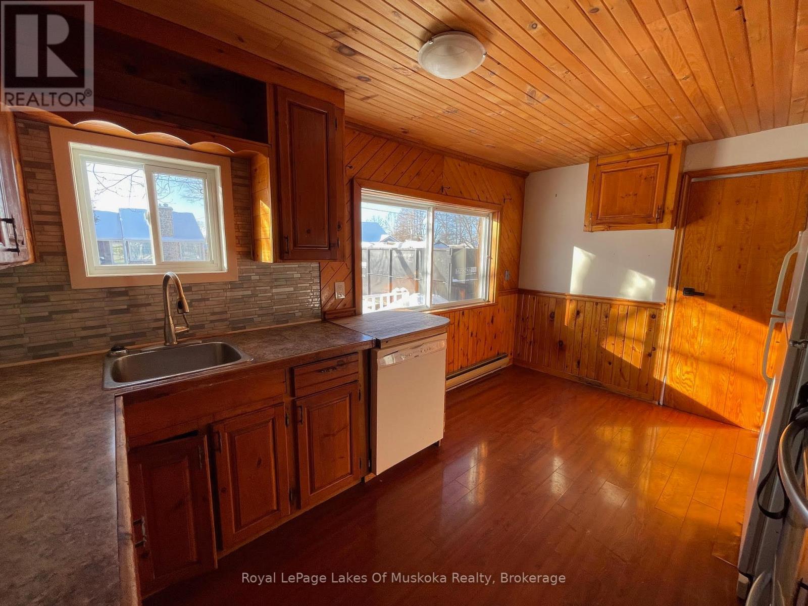 Bright spacious kitchen - 560 John Street N, Gravenhurst (Muskoka (S)), ON - Indoor Photo Showing Kitchen