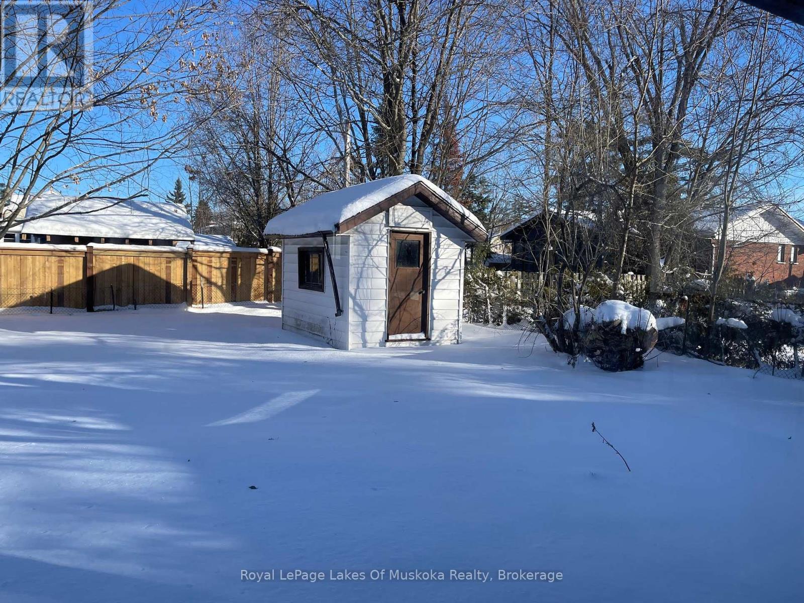 Garden shed in the back yard great extra storage - 560 John Street N, Gravenhurst (Muskoka (S)), ON - Outdoor