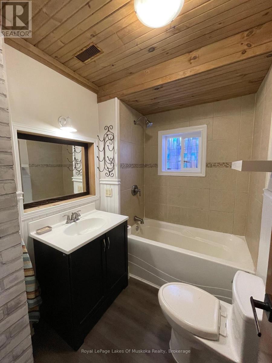 Updated bathroom - 560 John Street N, Gravenhurst (Muskoka (S)), ON - Indoor Photo Showing Bathroom