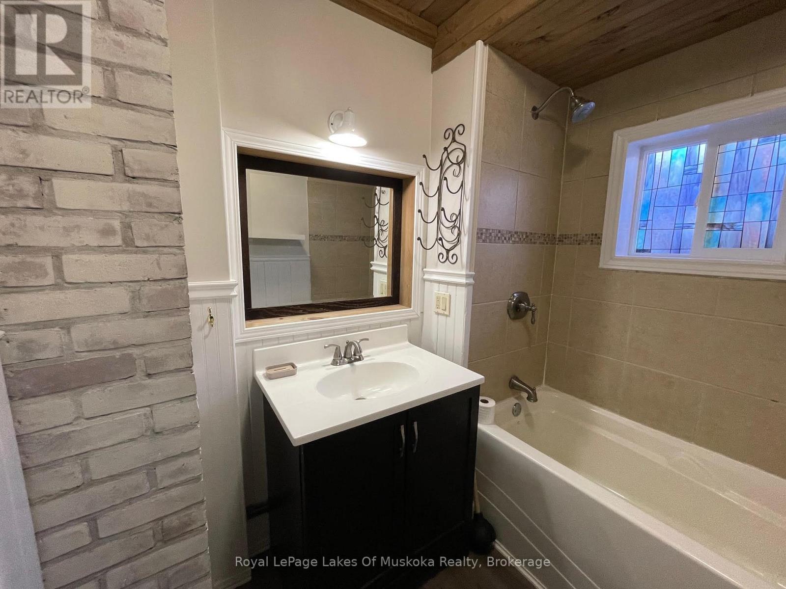 Bathroom - 560 John Street N, Gravenhurst (Muskoka (S)), ON - Indoor Photo Showing Bathroom