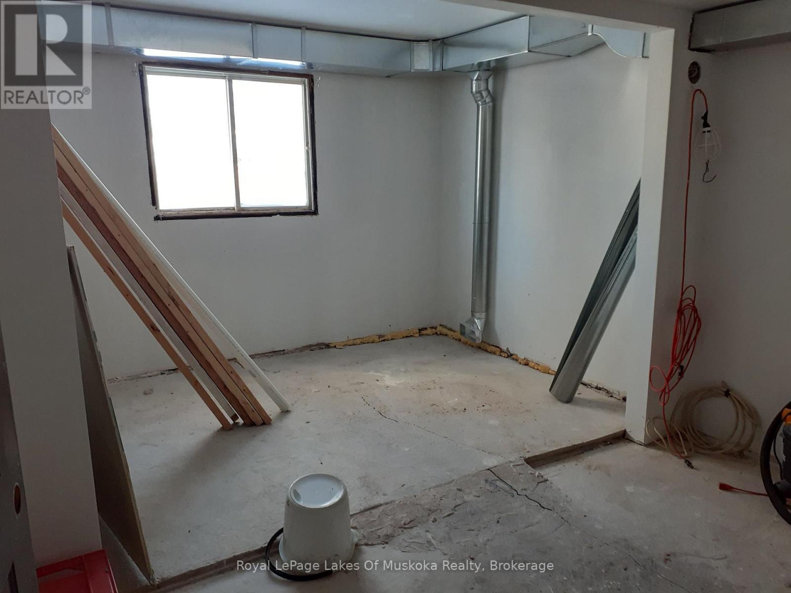 Large studio behind the garage - 560 John Street N, Gravenhurst (Muskoka (S)), ON - Indoor