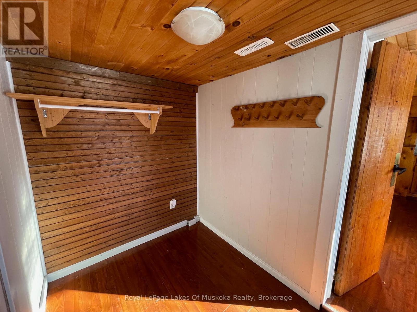 560 John Street N, Gravenhurst (Muskoka (S)), ON - Indoor Photo Showing Other Room