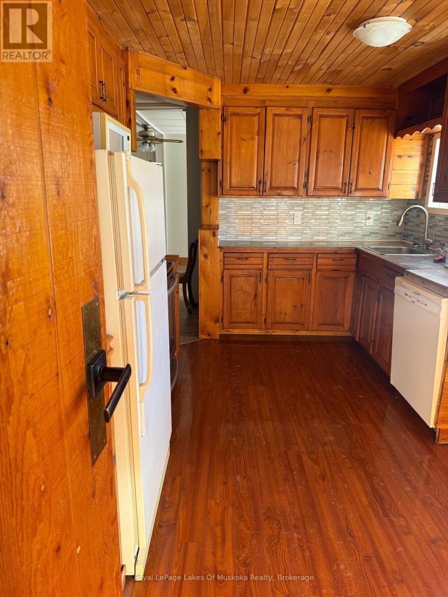 560 John Street N, Gravenhurst (Muskoka (S)), ON - Indoor Photo Showing Kitchen