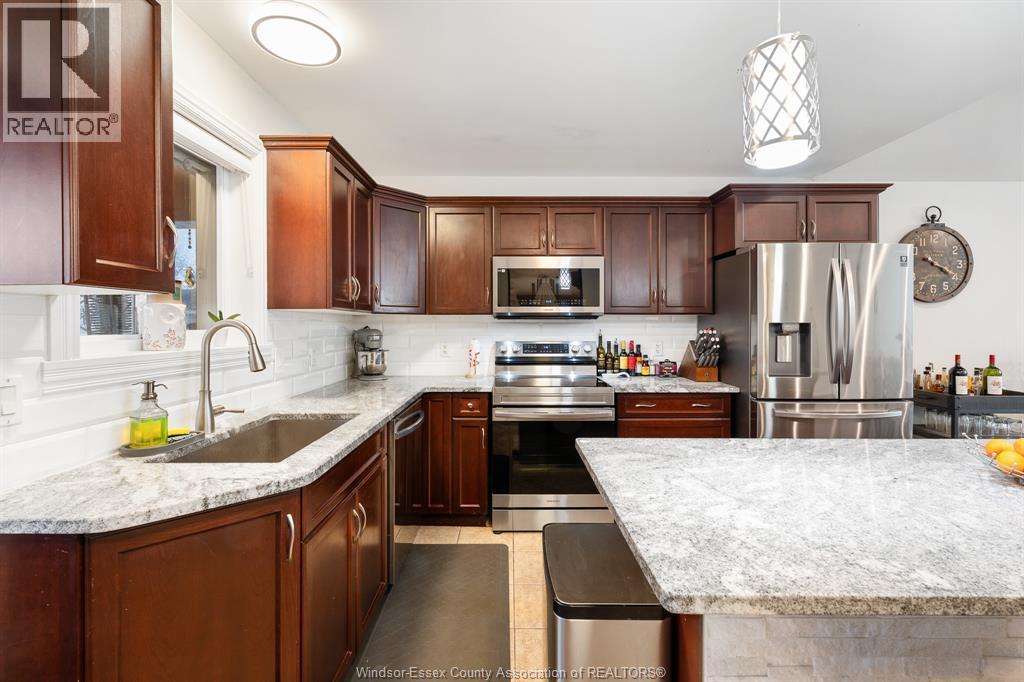 8384 Annie, Amherstburg, ON - Indoor Photo Showing Kitchen With Upgraded Kitchen