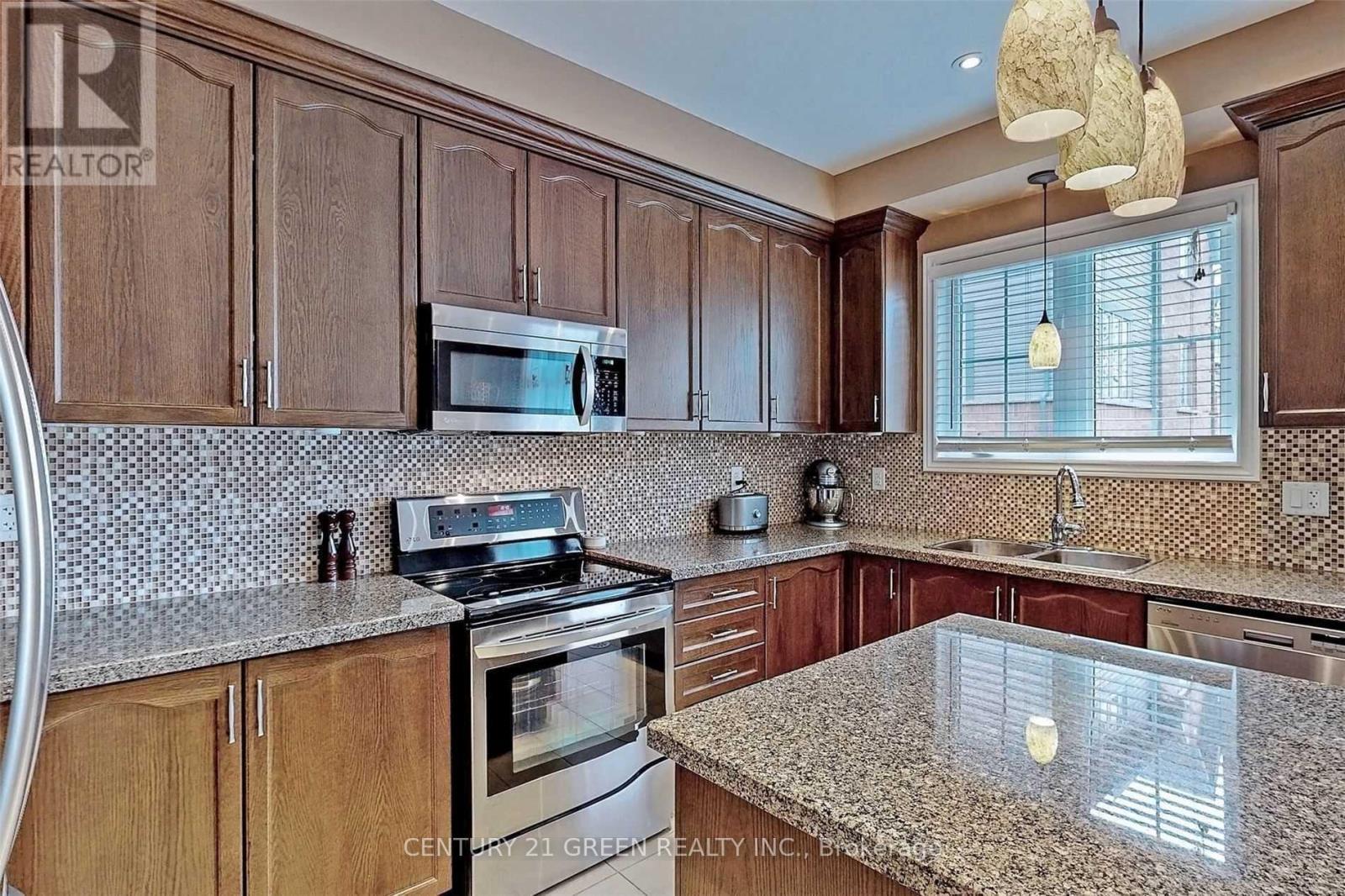 21 Cedar Lake Crescent, Brampton, ON - Indoor Photo Showing Kitchen With Double Sink With Upgraded Kitchen