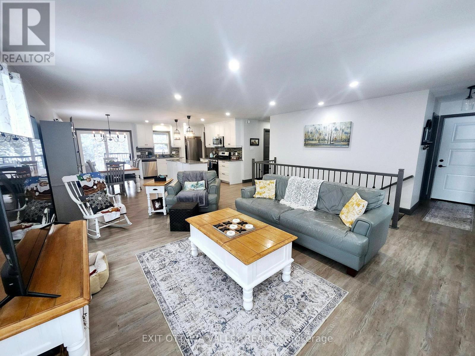 1485 Rapid Road, Whitewater Region, ON - Indoor Photo Showing Living Room