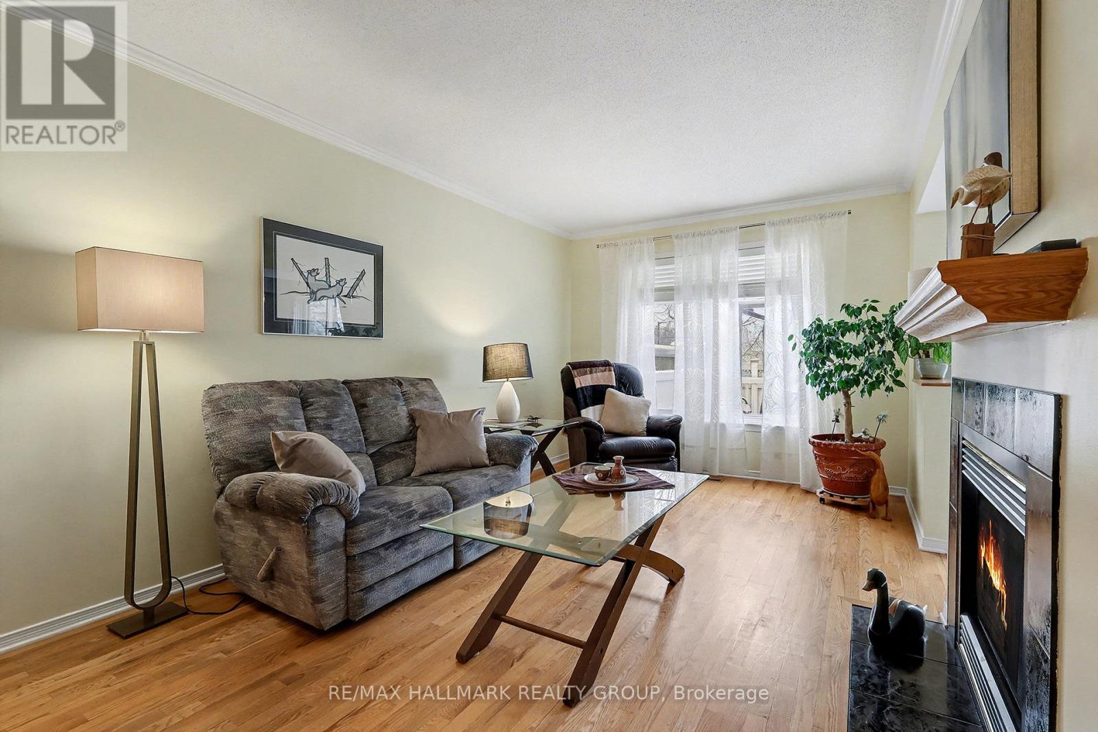 1690 Jobin Crescent, Ottawa, ON - Indoor Photo Showing Living Room