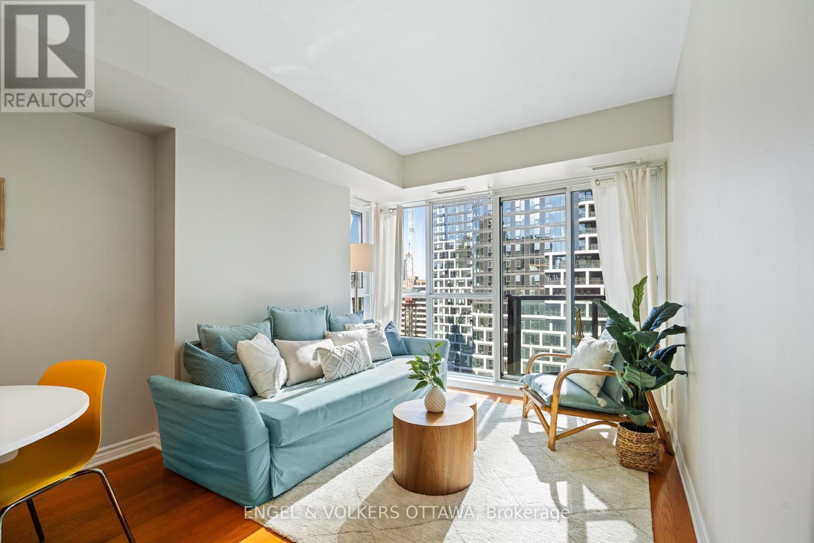 1403 - 445 Laurier Avenue W, Ottawa, ON - Indoor Photo Showing Living Room