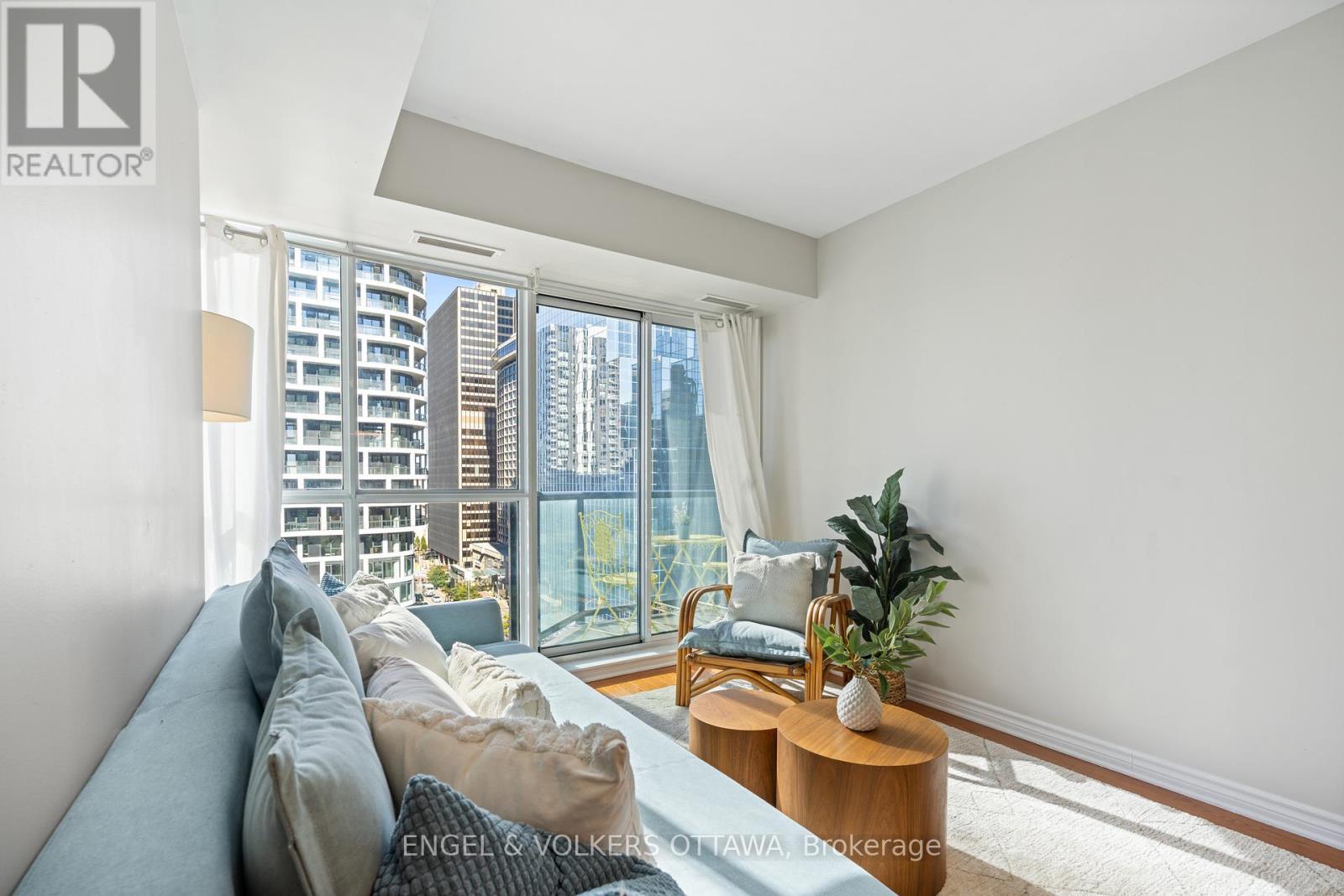 1403 - 445 Laurier Avenue W, Ottawa, ON - Indoor