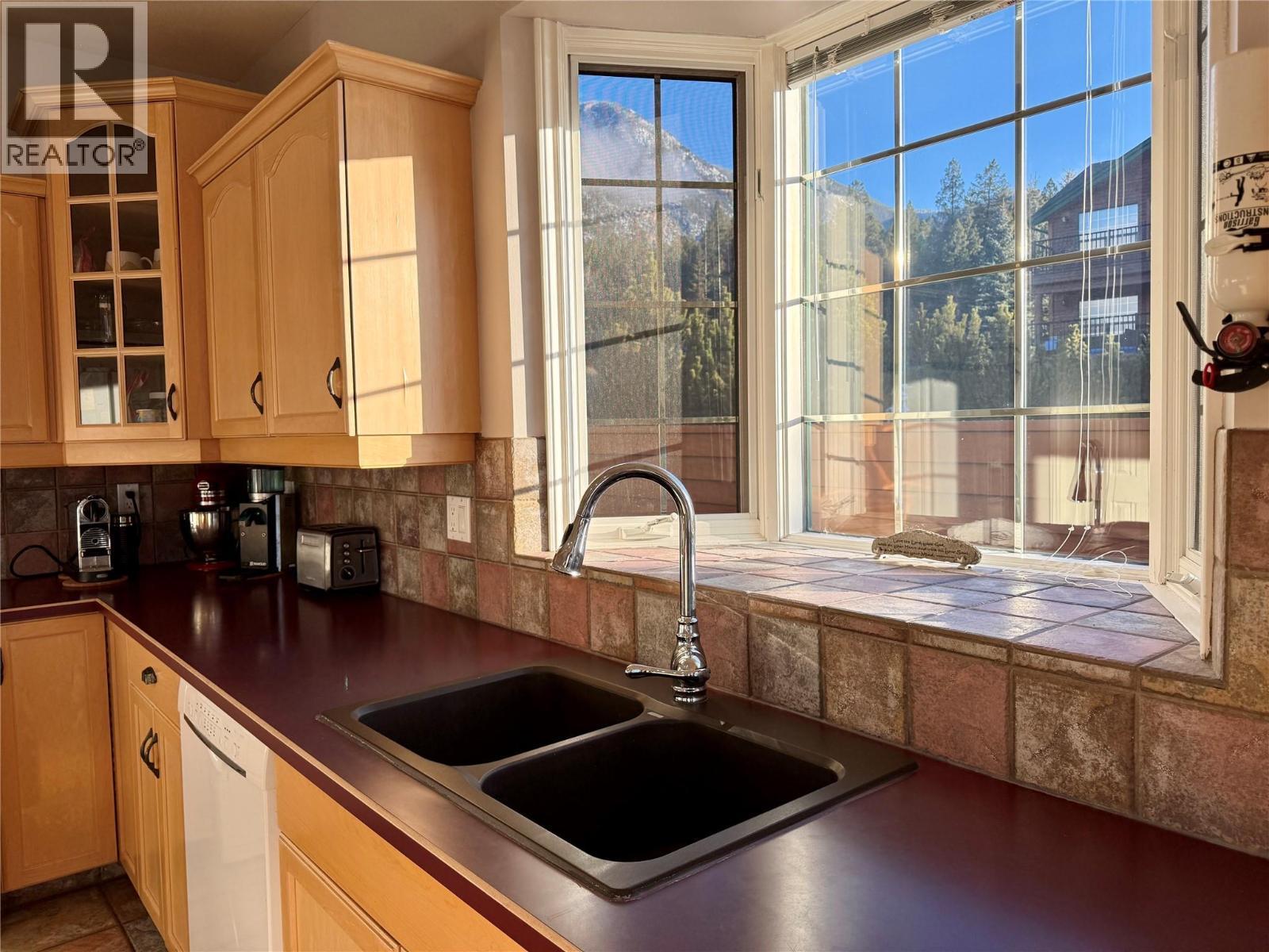 5201 Fairway Drive Unit# 704, Fairmont Hot Springs, BC - Indoor Photo Showing Kitchen With Double Sink