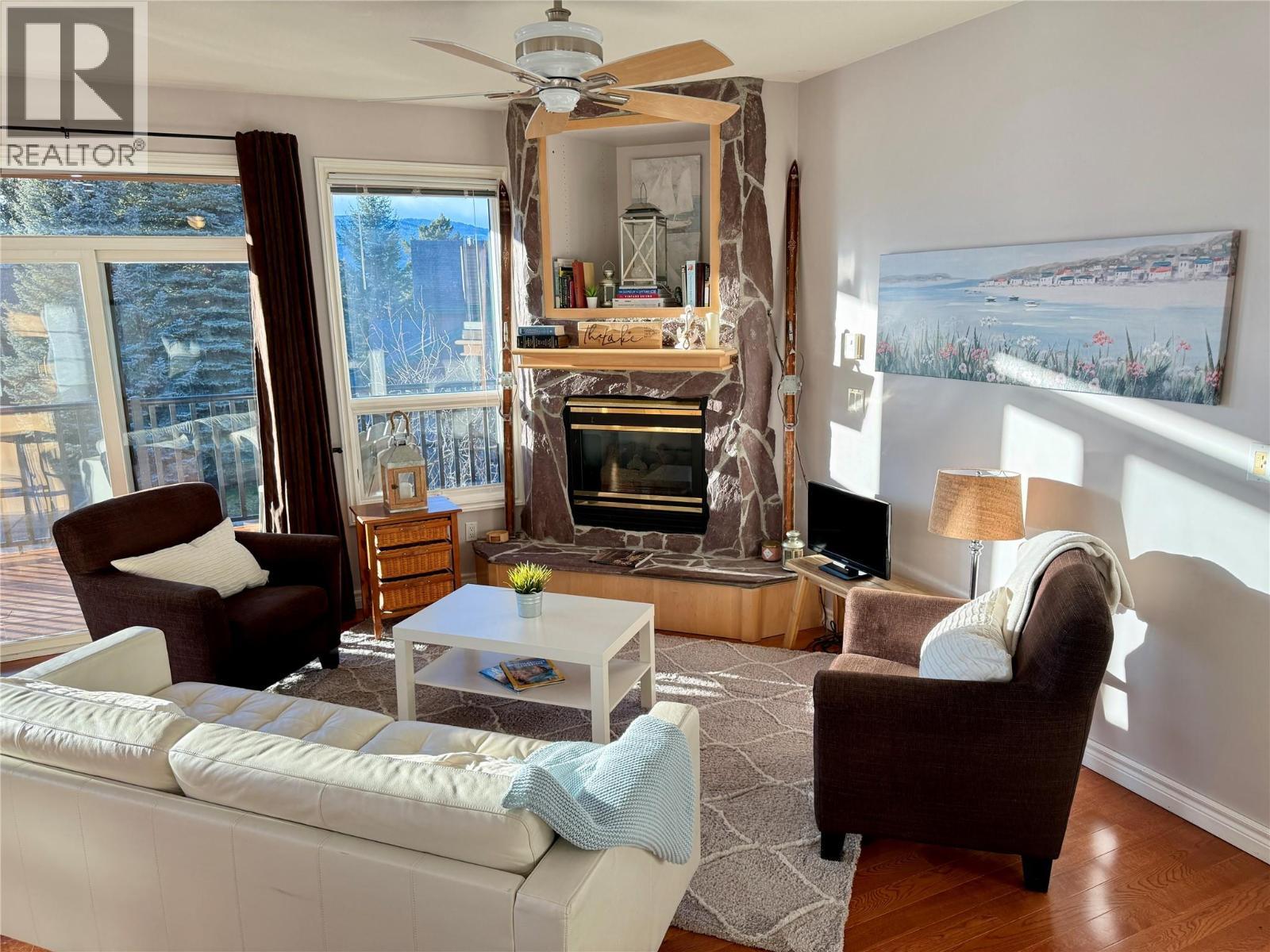 5201 Fairway Drive Unit# 704, Fairmont Hot Springs, BC - Indoor Photo Showing Living Room With Fireplace