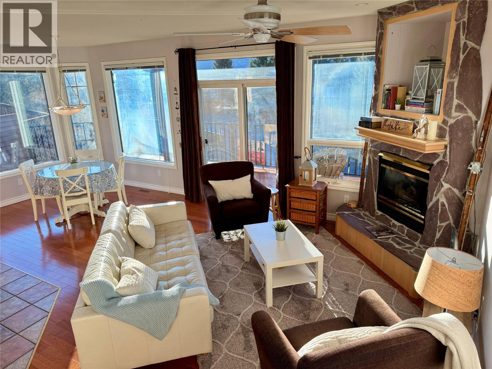 5201 Fairway Drive Unit# 704, Fairmont Hot Springs, BC - Indoor Photo Showing Living Room With Fireplace