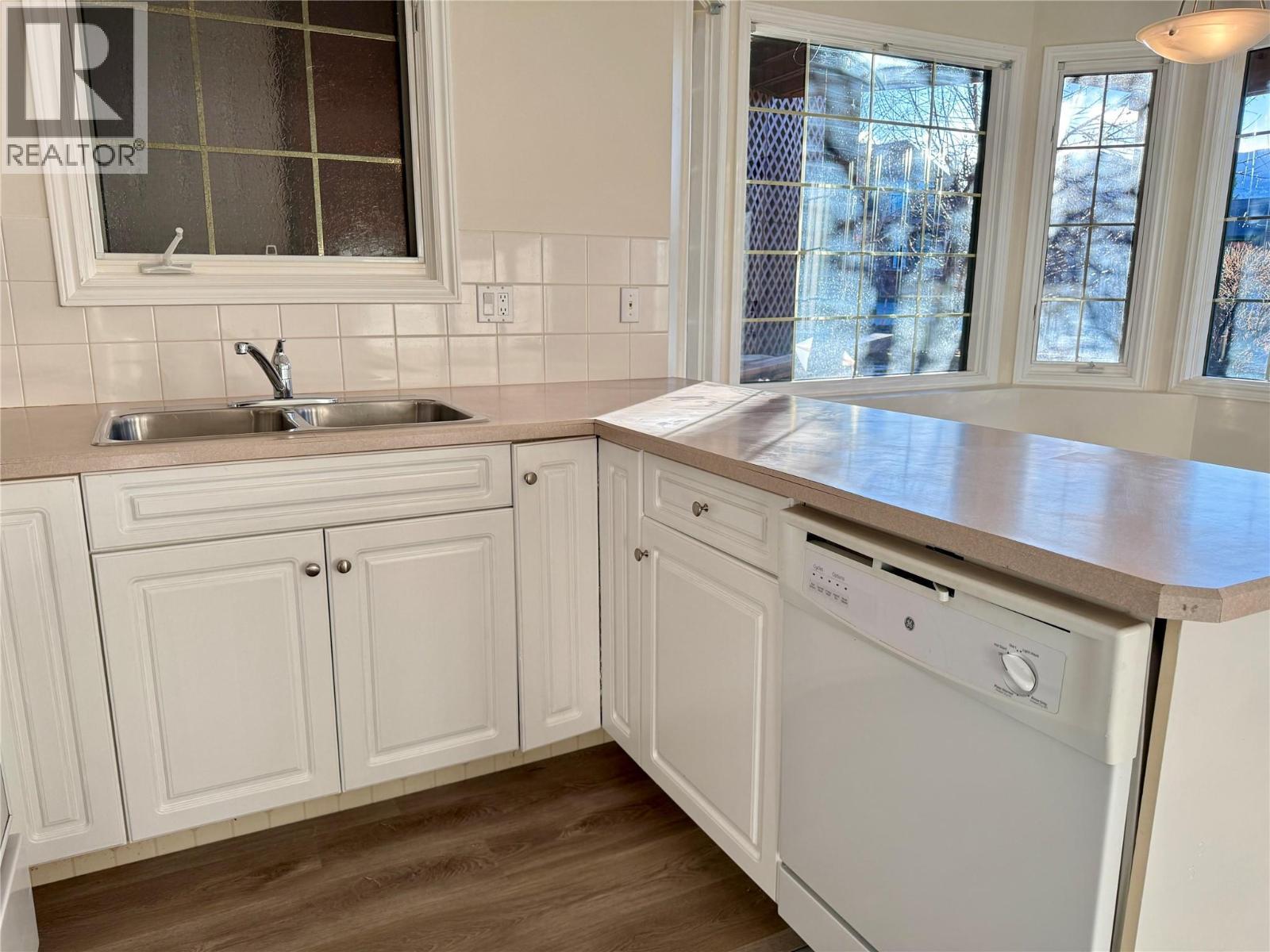 5201 Fairway Drive Unit# 704, Fairmont Hot Springs, BC - Indoor Photo Showing Kitchen With Double Sink