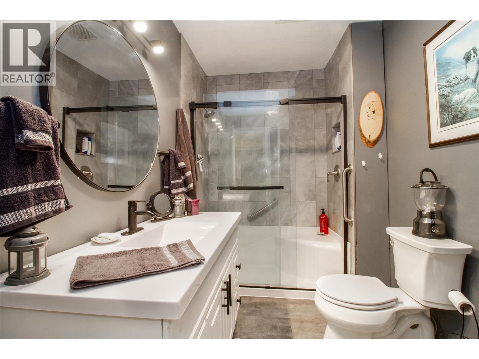 475 Westside Road, Trout Lake, BC - Indoor Photo Showing Bathroom