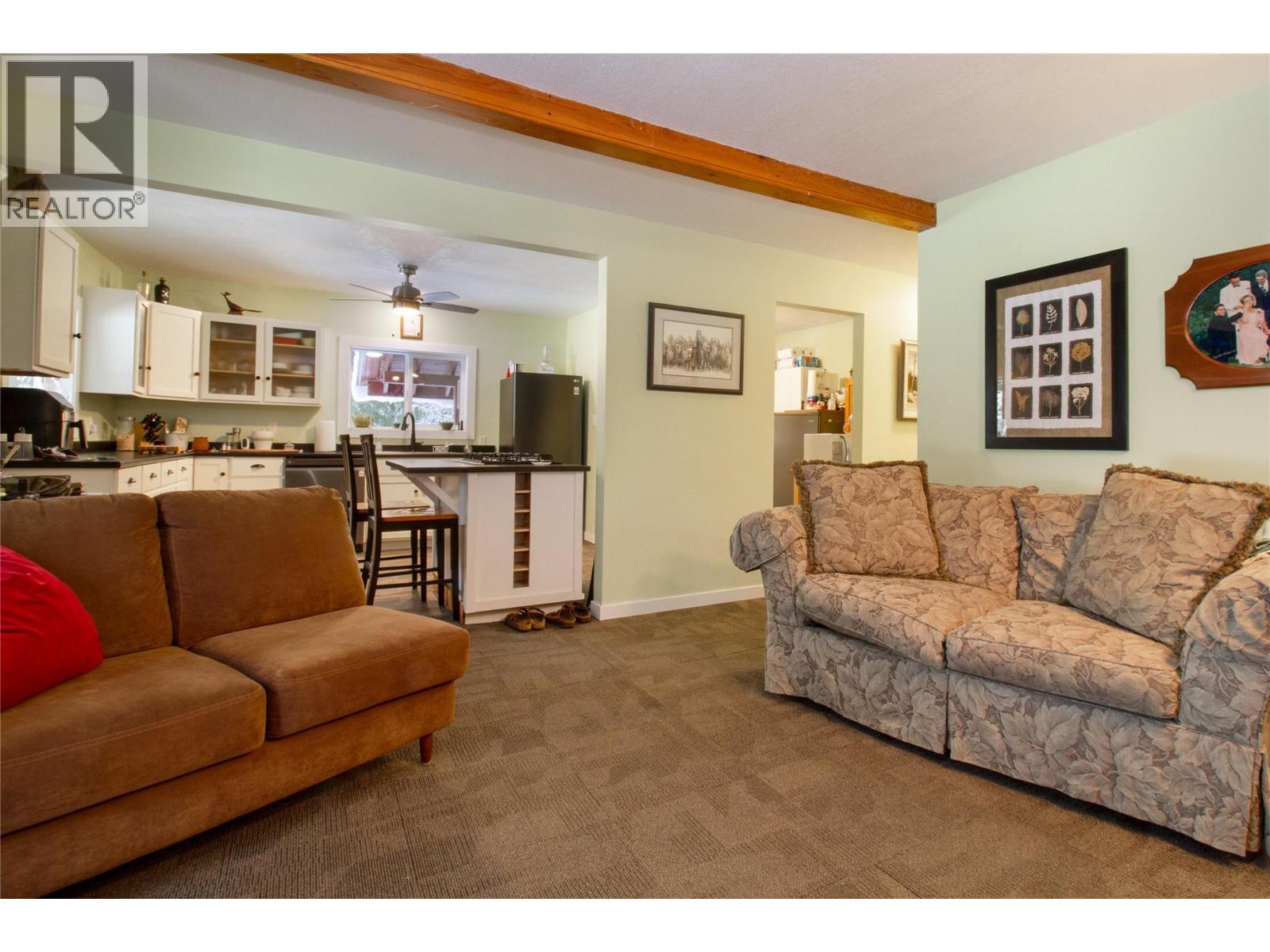 475 Westside Road, Trout Lake, BC - Indoor Photo Showing Living Room