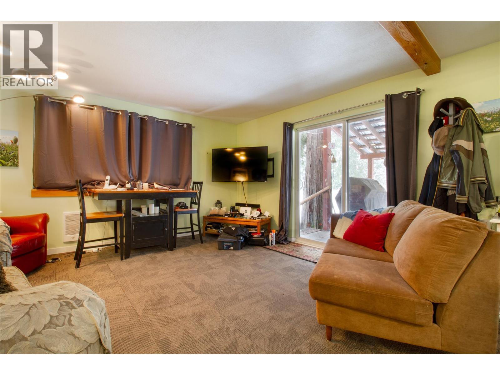 475 Westside Road, Trout Lake, BC - Indoor Photo Showing Living Room