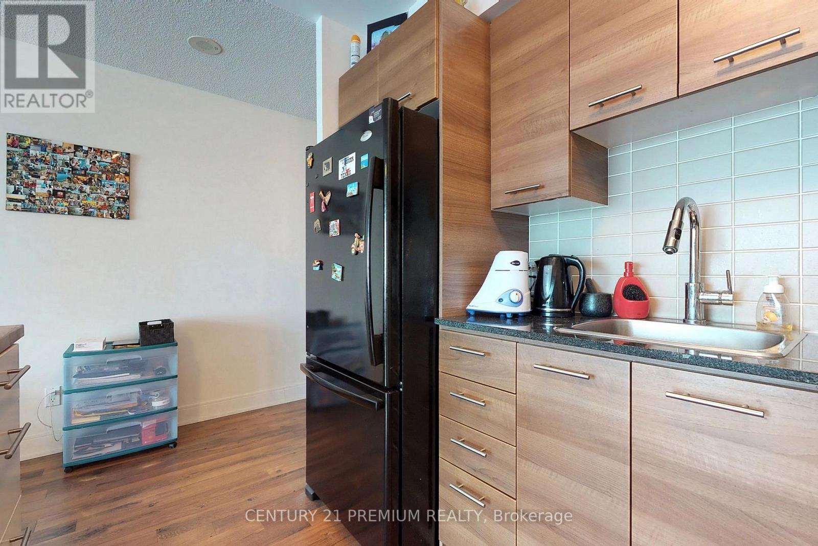 1015 - 135 Village Green Square, Toronto, ON - Indoor Photo Showing Kitchen