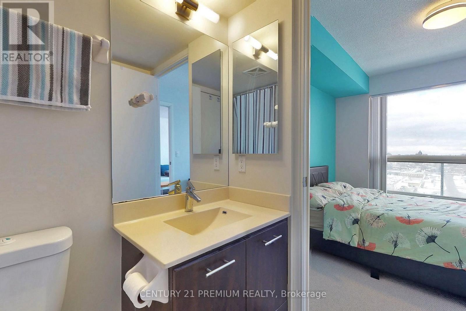 1015 - 135 Village Green Square, Toronto, ON - Indoor Photo Showing Bathroom