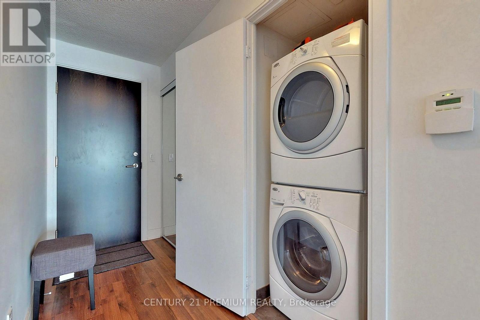 1015 - 135 Village Green Square, Toronto, ON - Indoor Photo Showing Laundry Room