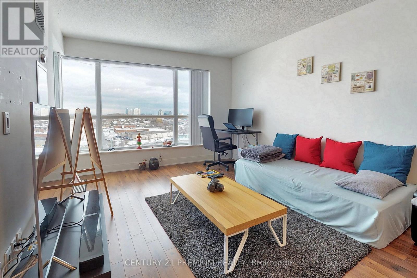 1015 - 135 Village Green Square, Toronto, ON - Indoor Photo Showing Living Room