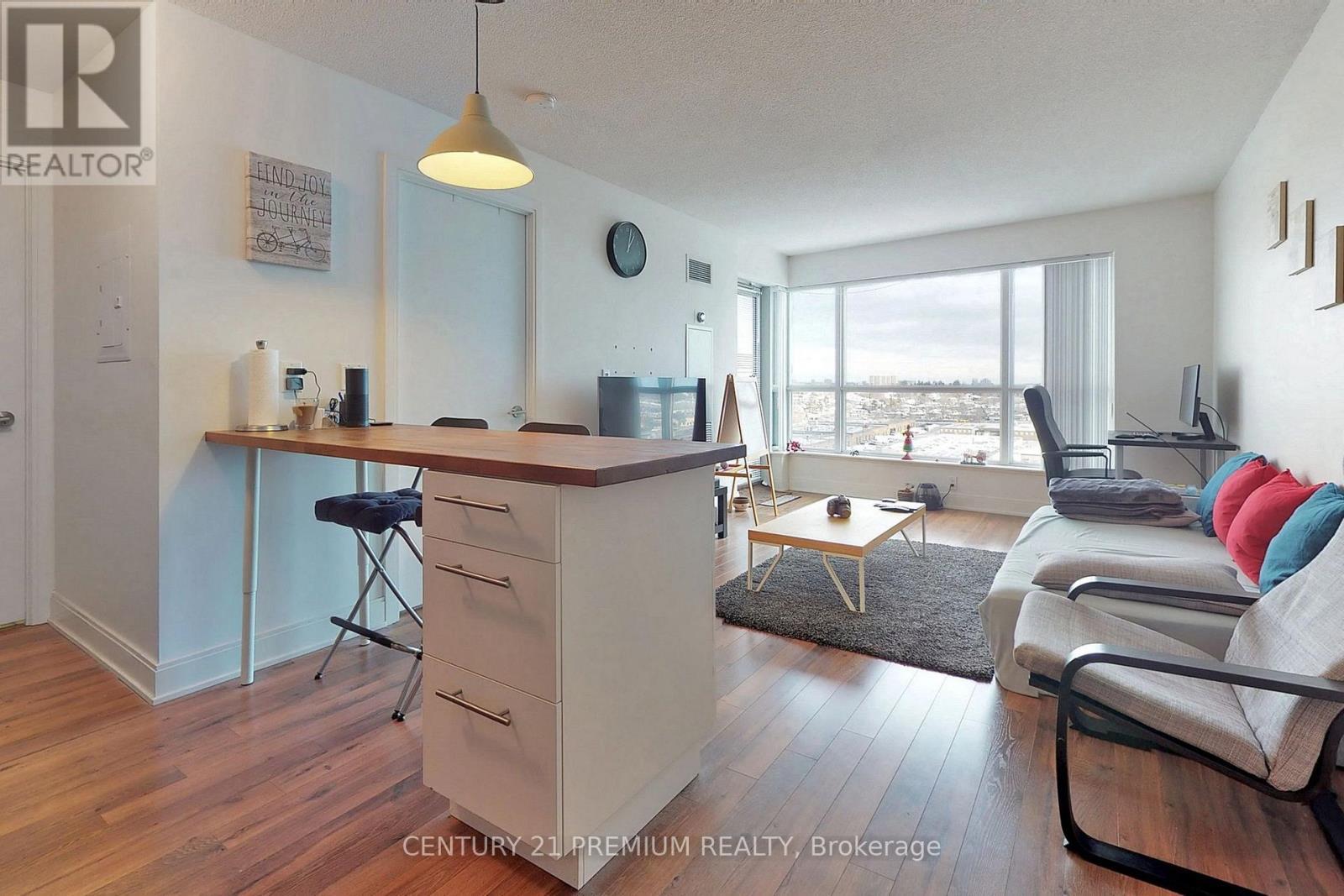 1015 - 135 Village Green Square, Toronto, ON - Indoor Photo Showing Living Room