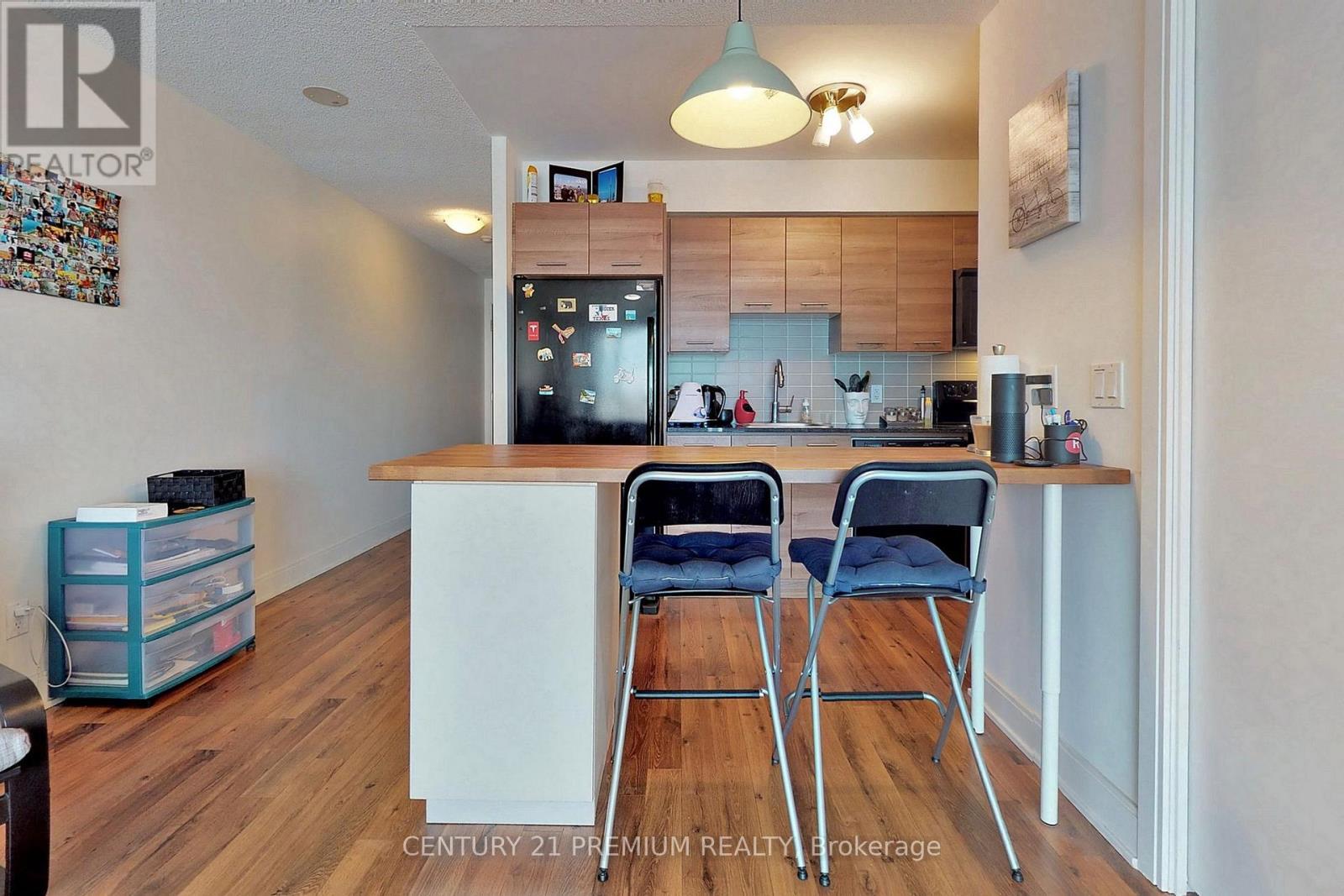 1015 - 135 Village Green Square, Toronto, ON - Indoor Photo Showing Kitchen