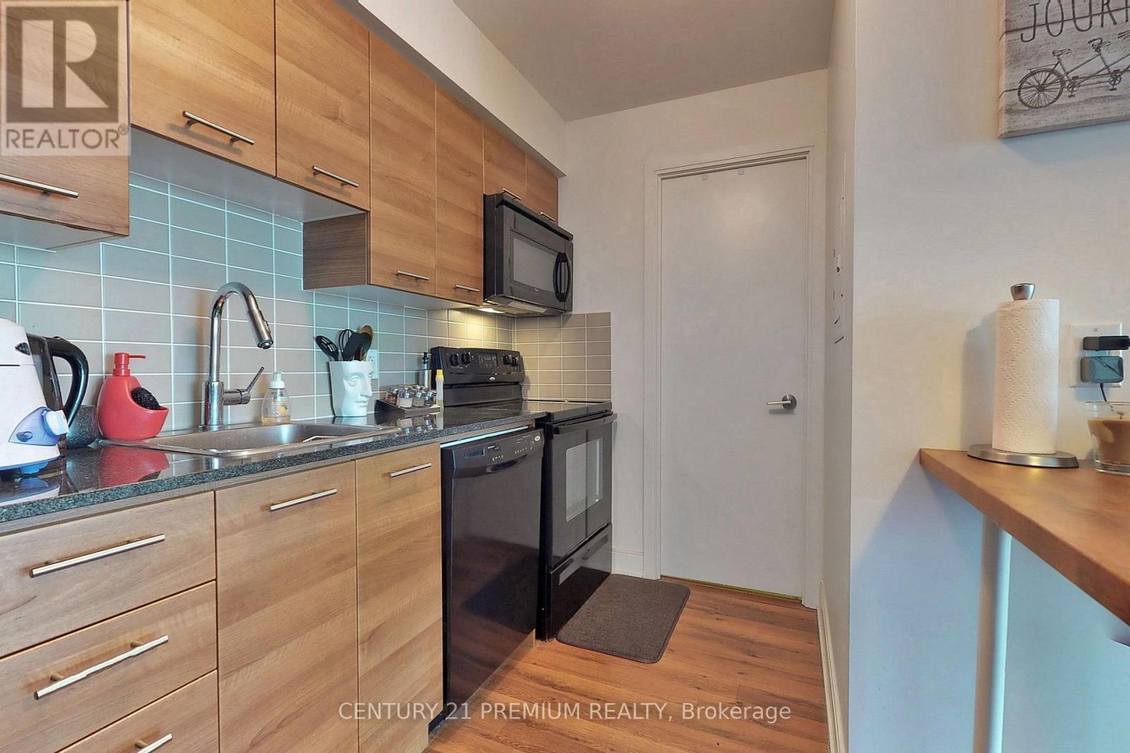 1015 - 135 Village Green Square, Toronto, ON - Indoor Photo Showing Kitchen