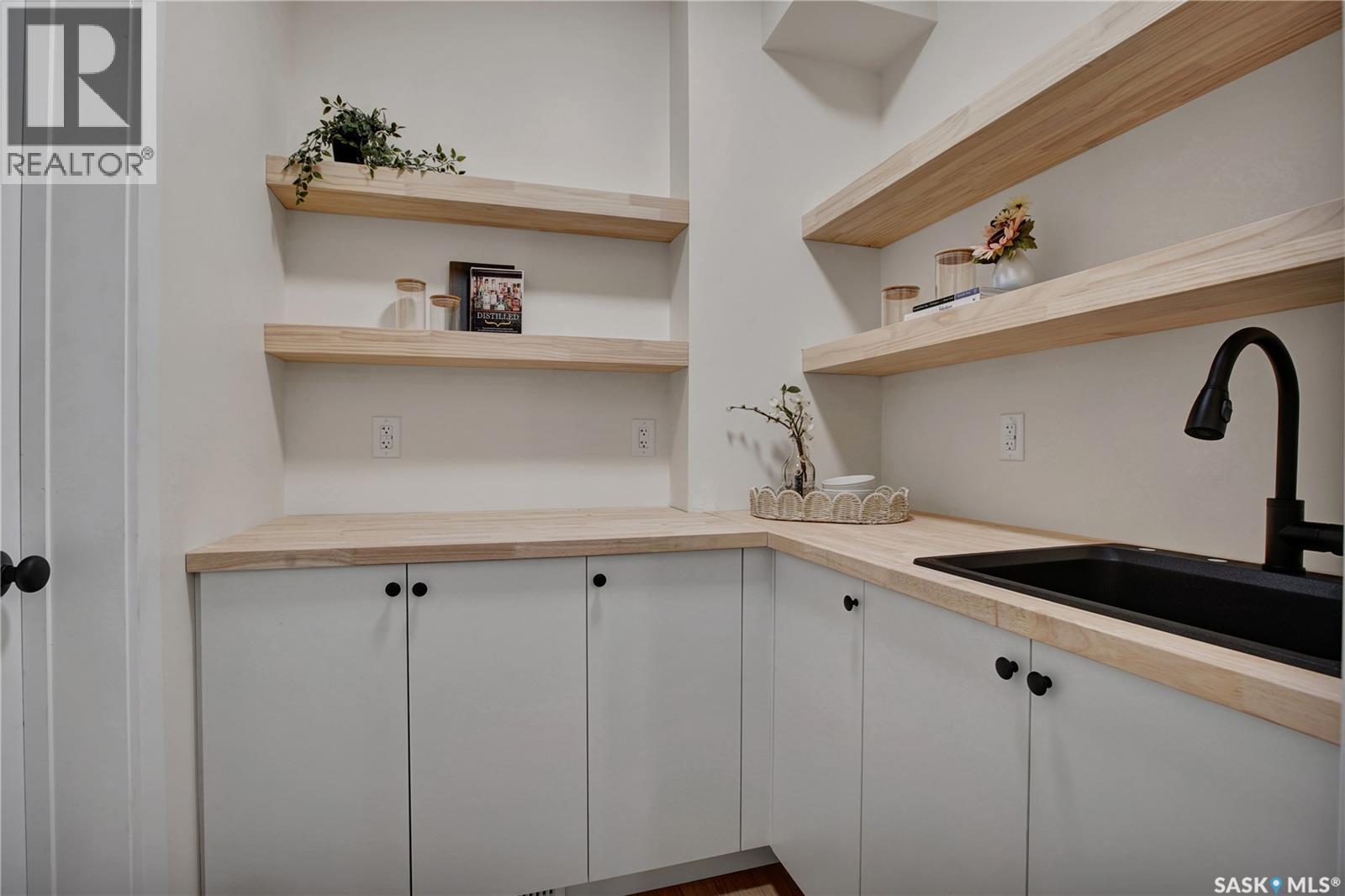 1401 Cairns Avenue, Saskatoon, SK - Indoor Photo Showing Kitchen