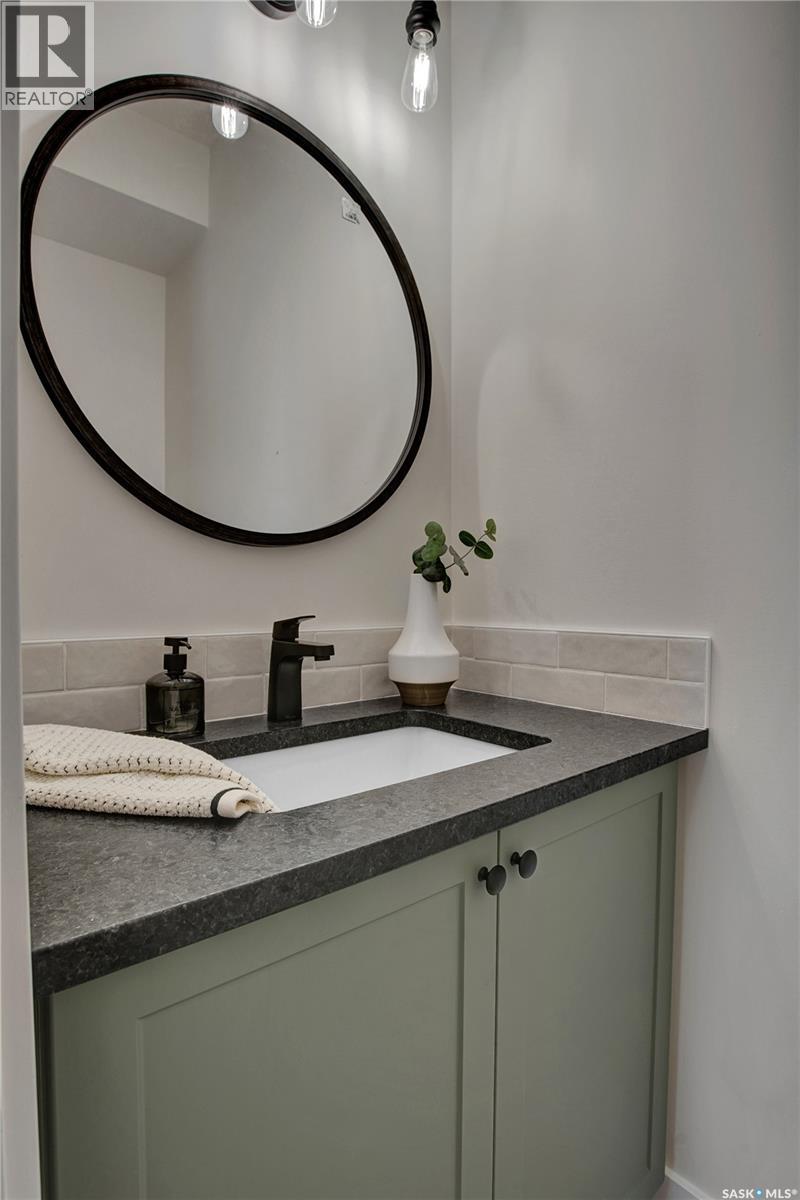 1401 Cairns Avenue, Saskatoon, SK - Indoor Photo Showing Bathroom