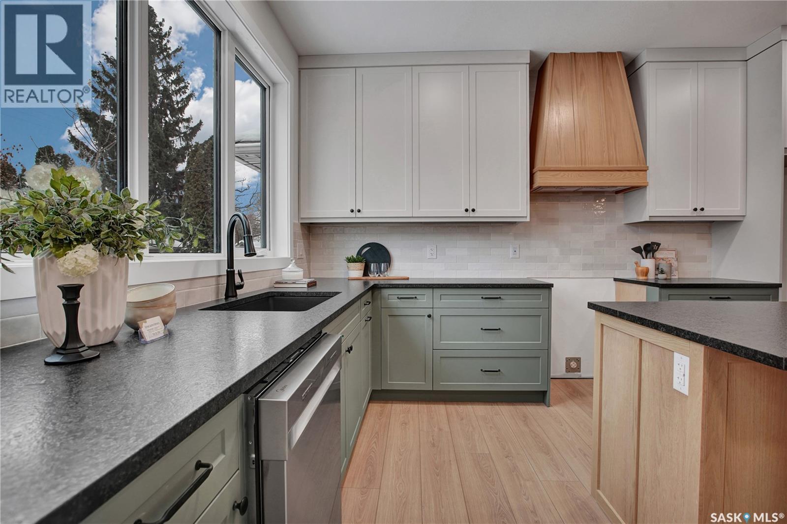 1401 Cairns Avenue, Saskatoon, SK - Indoor Photo Showing Kitchen