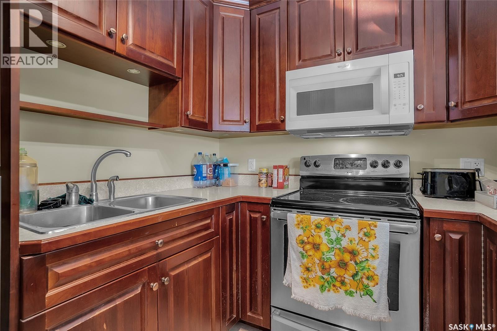 302 437 Pendygrasse Road, Saskatoon, SK - Indoor Photo Showing Kitchen With Double Sink