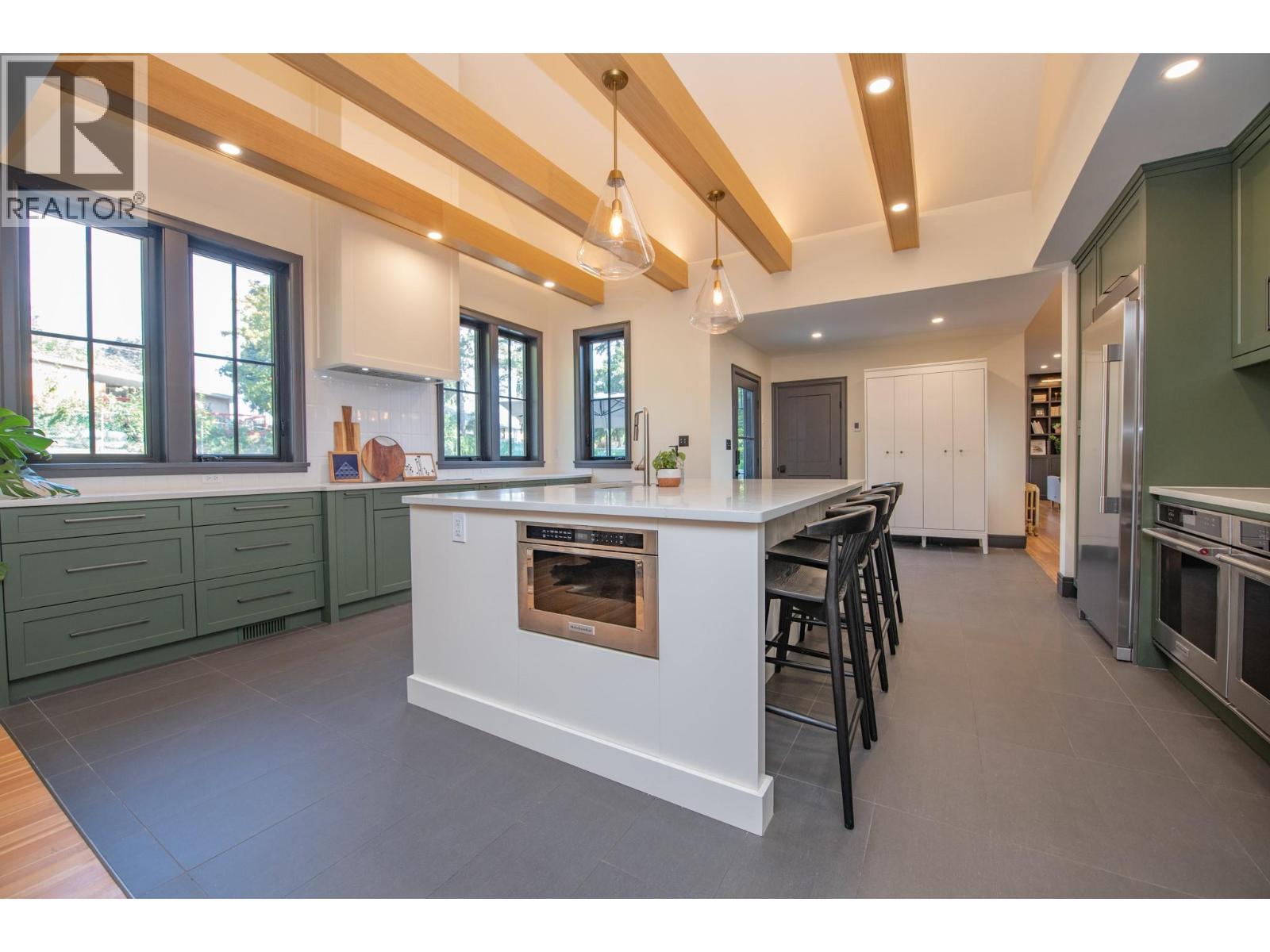 2505 23 Street, Vernon, BC - Indoor Photo Showing Kitchen With Upgraded Kitchen