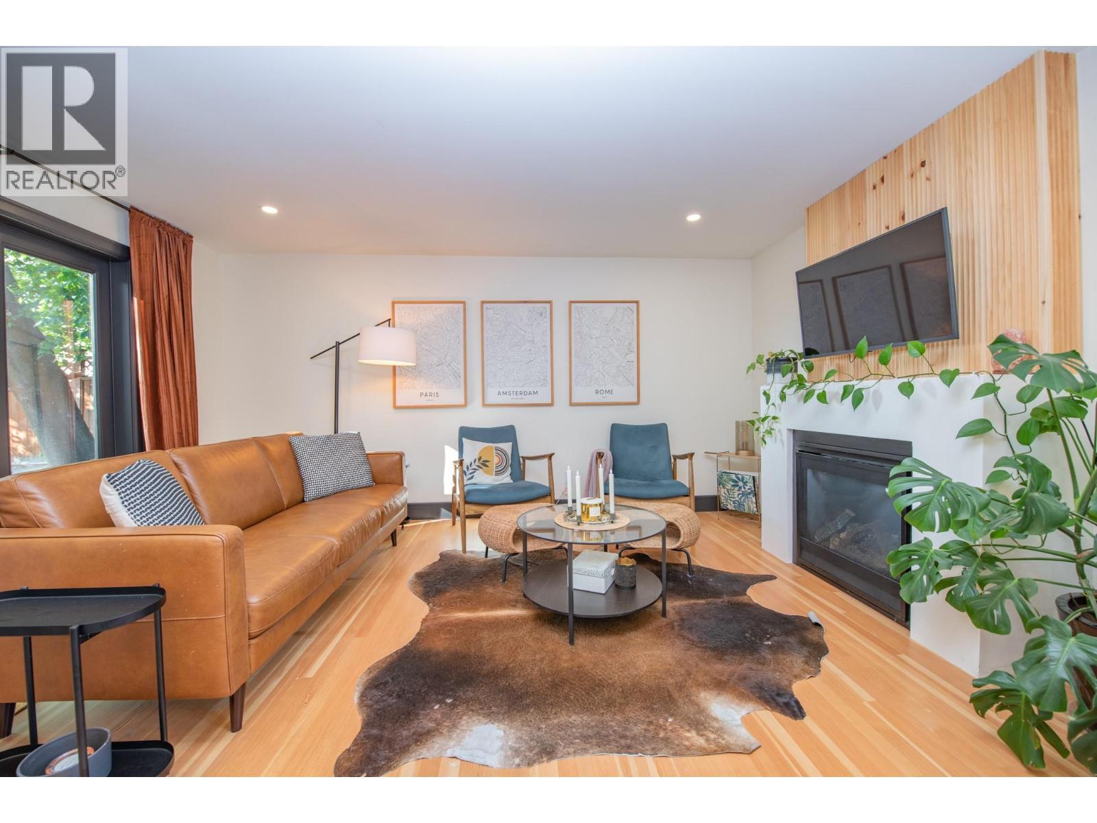 2505 23 Street, Vernon, BC - Indoor Photo Showing Living Room With Fireplace
