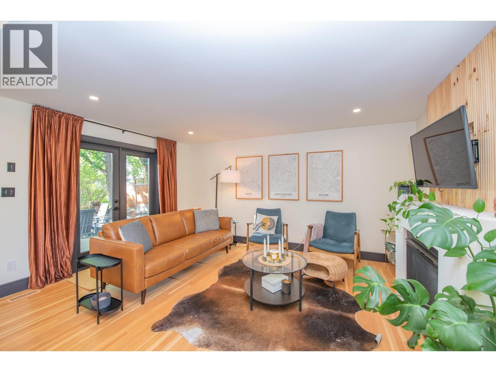 2505 23 Street, Vernon, BC - Indoor Photo Showing Living Room