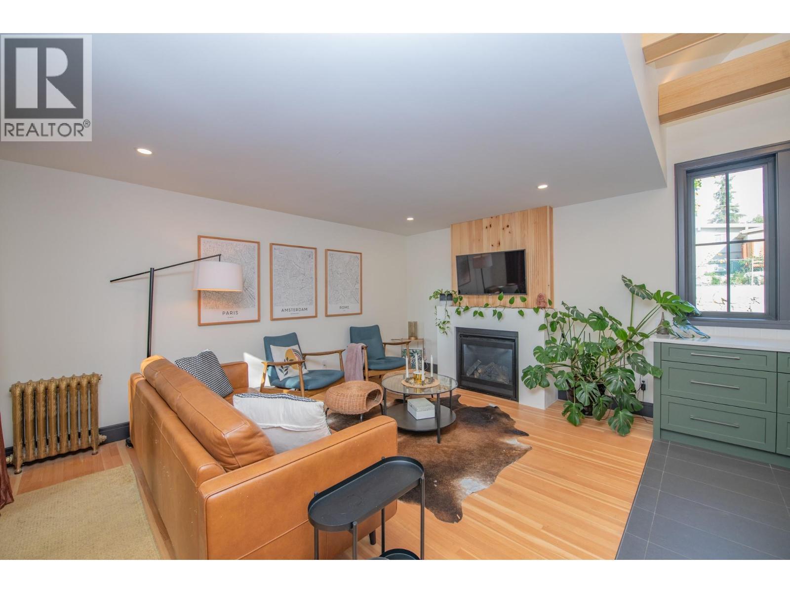 2505 23 Street, Vernon, BC - Indoor Photo Showing Living Room With Fireplace