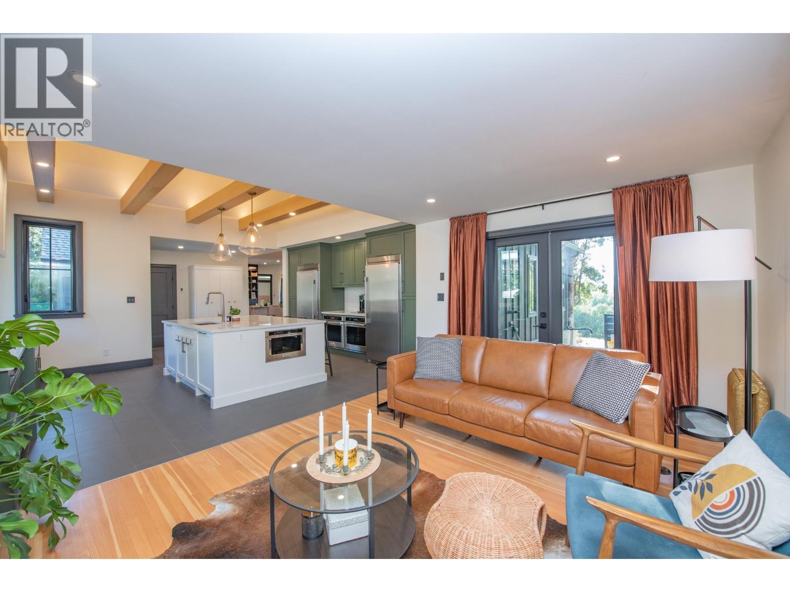 2505 23 Street, Vernon, BC - Indoor Photo Showing Living Room