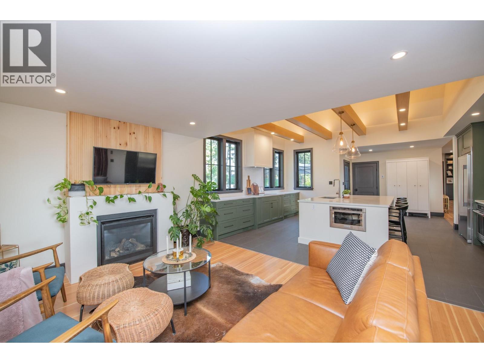 2505 23 Street, Vernon, BC - Indoor Photo Showing Living Room With Fireplace