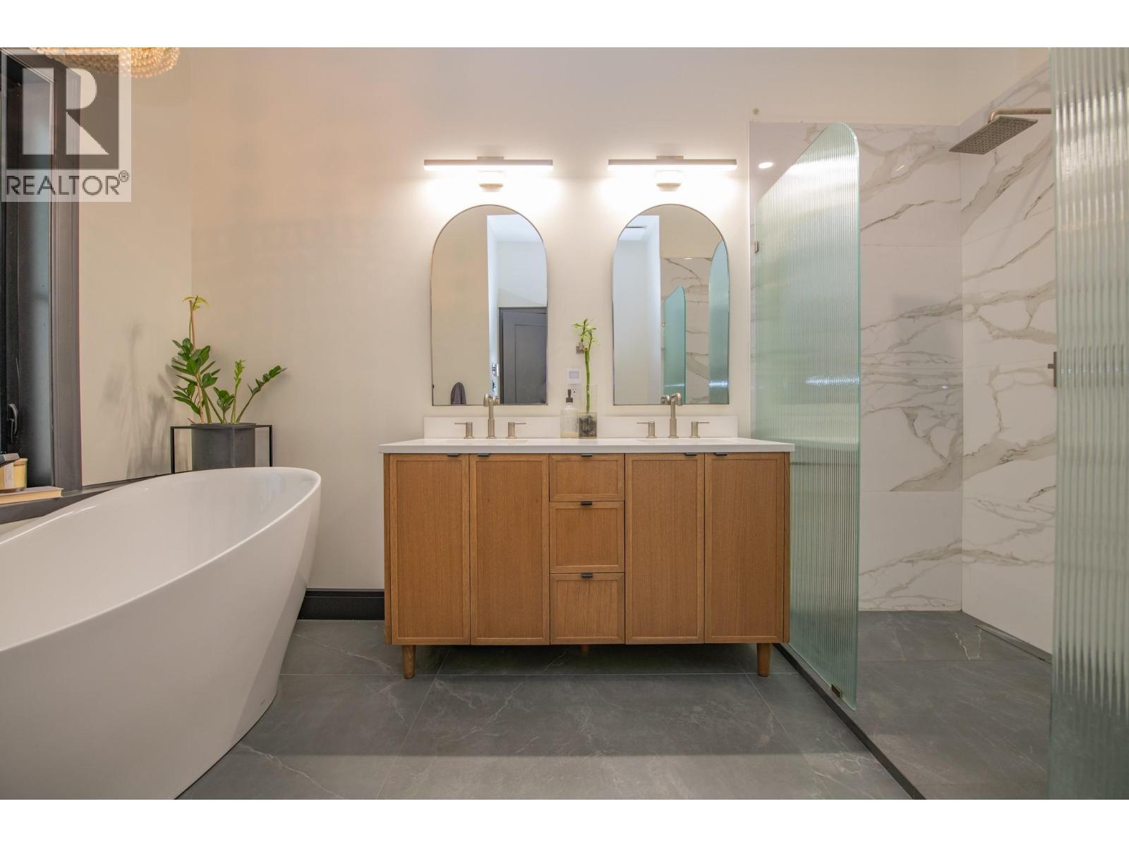2505 23 Street, Vernon, BC - Indoor Photo Showing Bathroom