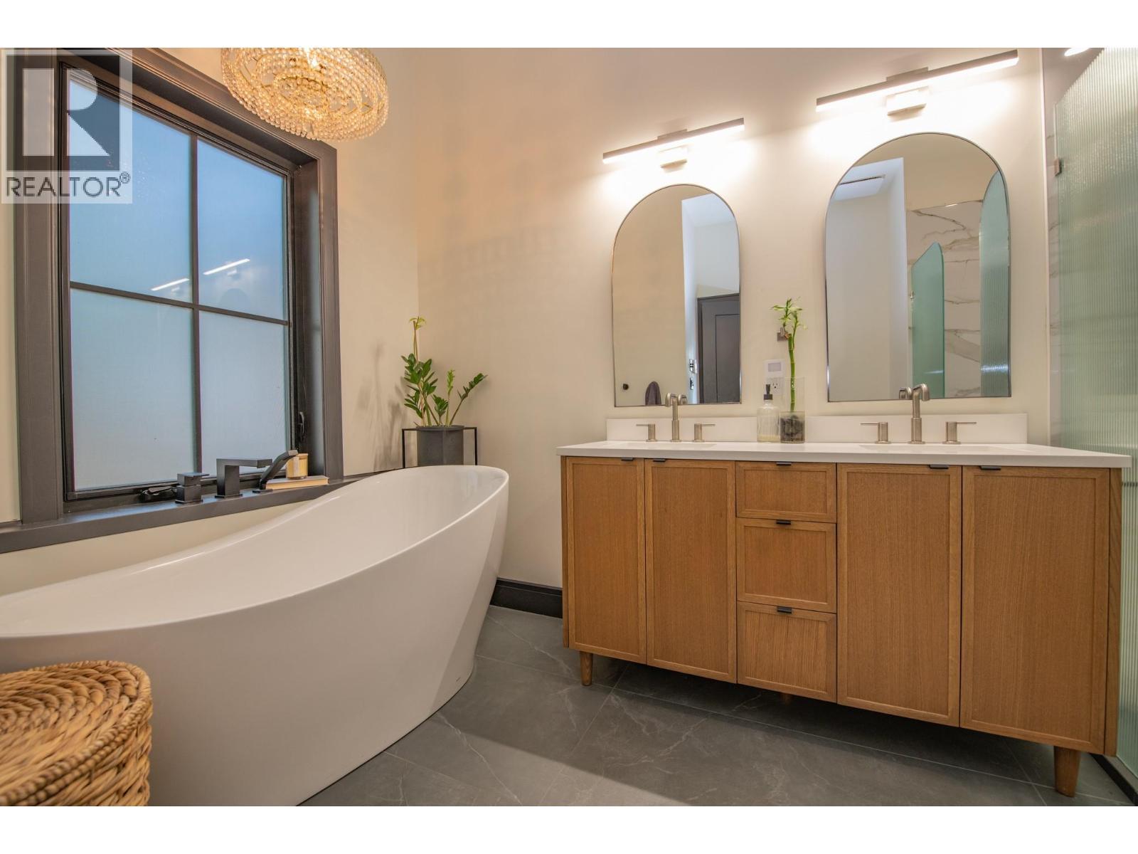 2505 23 Street, Vernon, BC - Indoor Photo Showing Bathroom