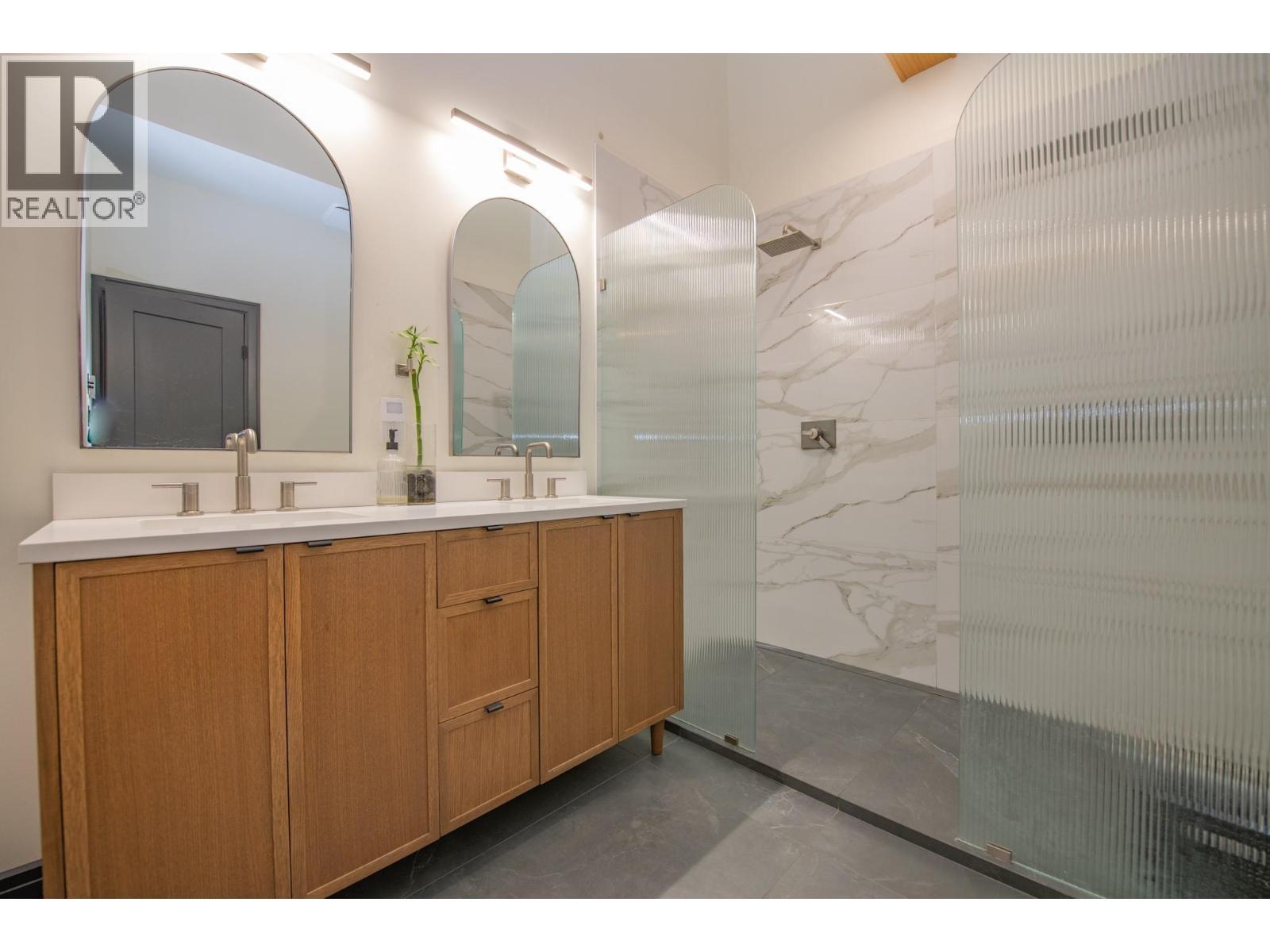 2505 23 Street, Vernon, BC - Indoor Photo Showing Bathroom