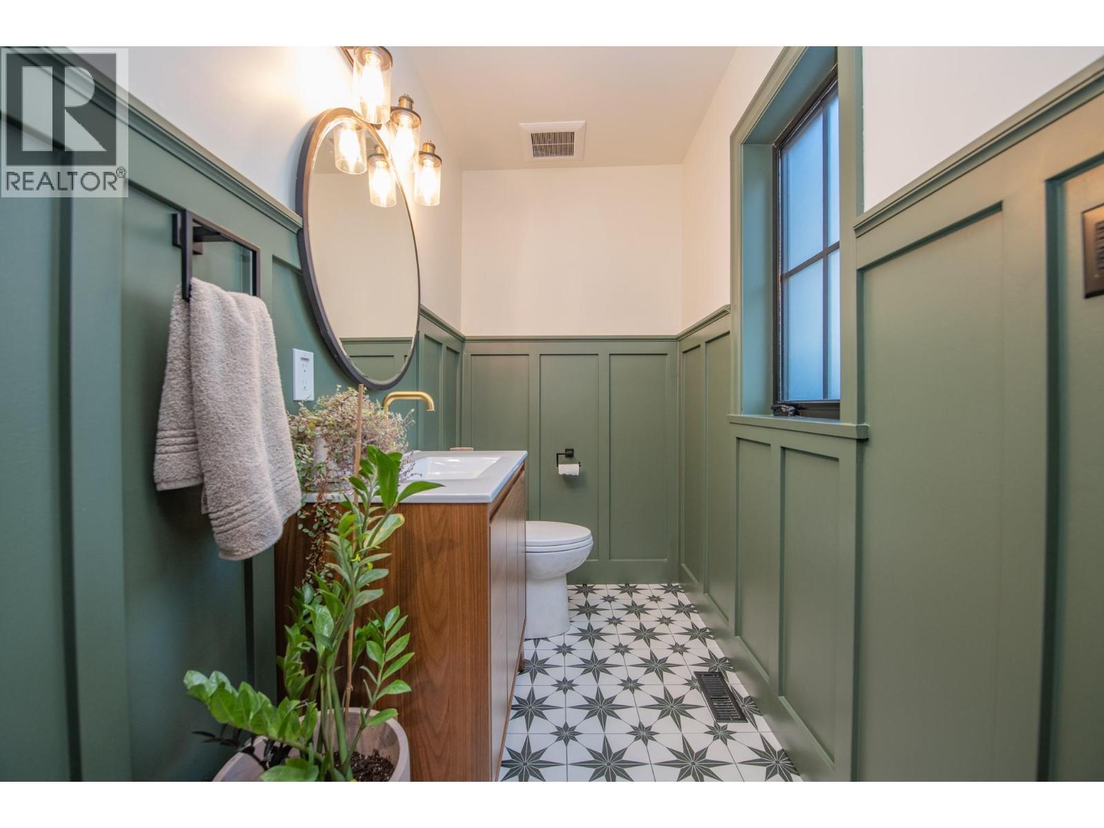 2505 23 Street, Vernon, BC - Indoor Photo Showing Bathroom