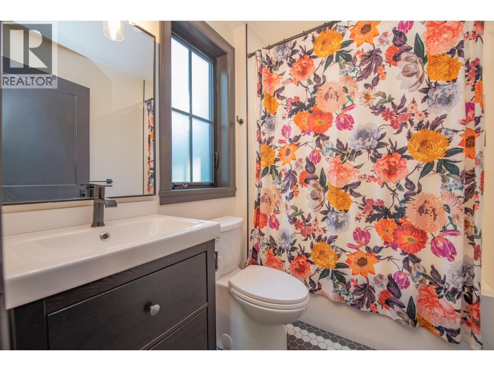 2505 23 Street, Vernon, BC - Indoor Photo Showing Bathroom