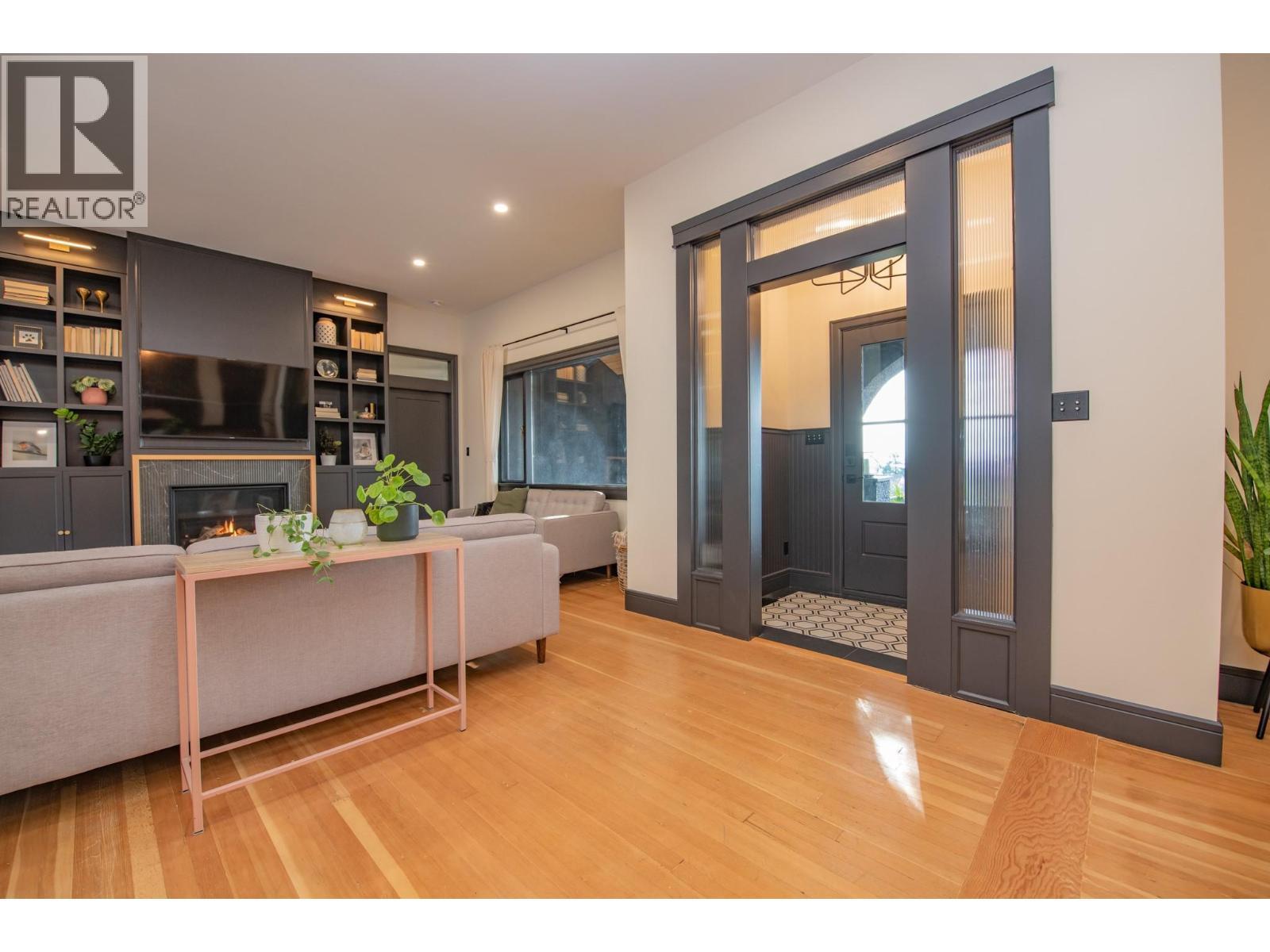 2505 23 Street, Vernon, BC - Indoor With Fireplace