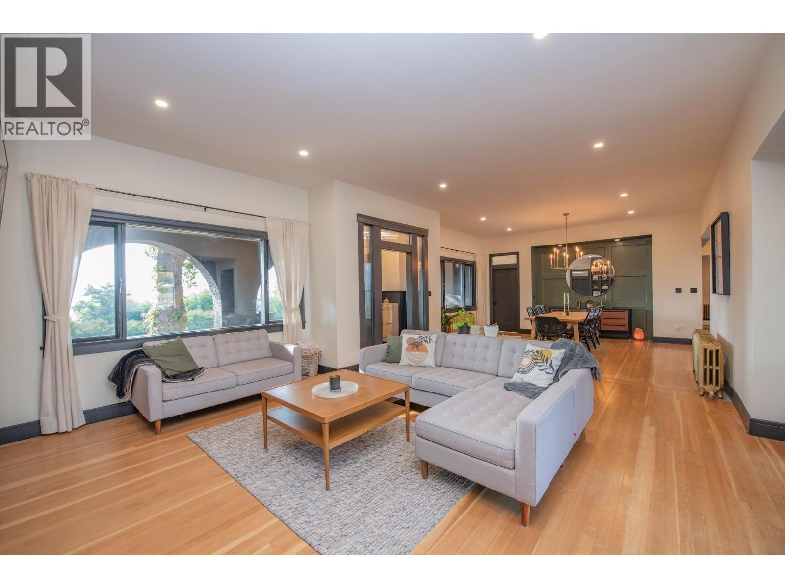 2505 23 Street, Vernon, BC - Indoor Photo Showing Living Room