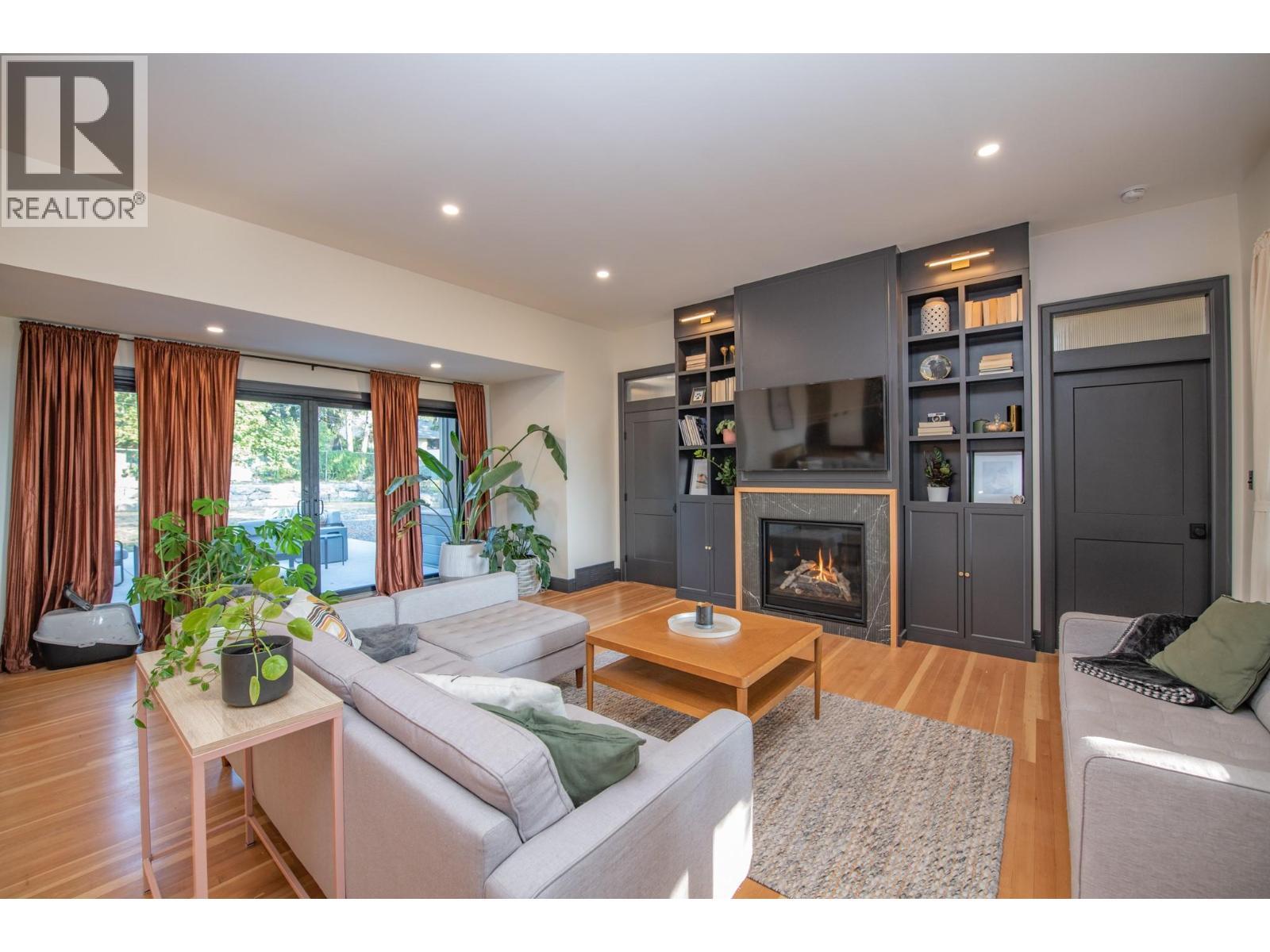 2505 23 Street, Vernon, BC - Indoor Photo Showing Living Room With Fireplace
