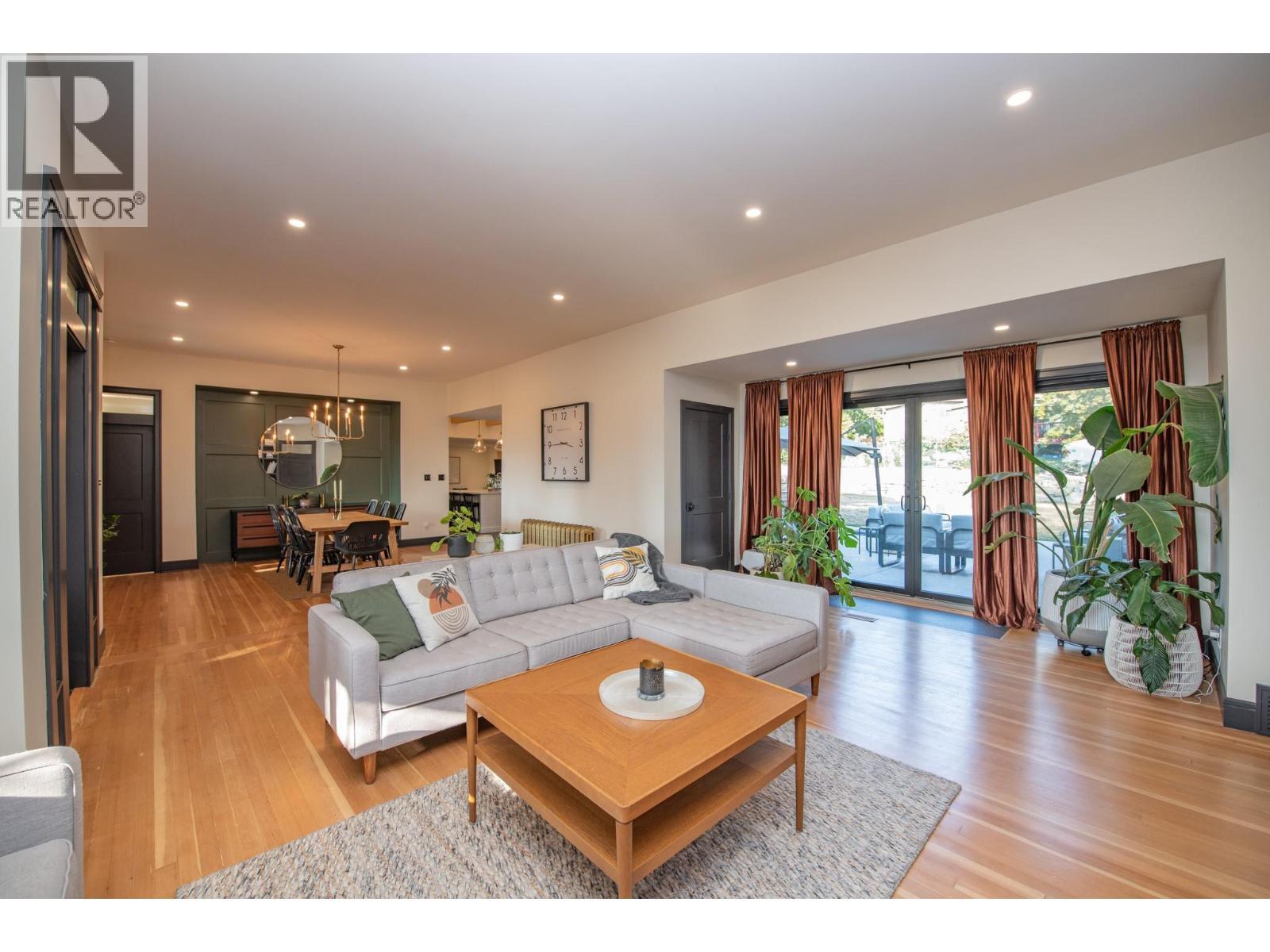 2505 23 Street, Vernon, BC - Indoor Photo Showing Living Room